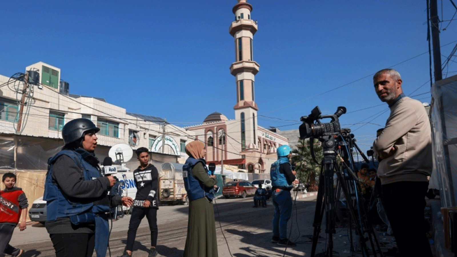 إعلاميون يعملون في أحد شوارع رفح جنوب قطاع غزة في 11 ديسمبر(كانون الاول) 2023، وسط استمرار المعارك