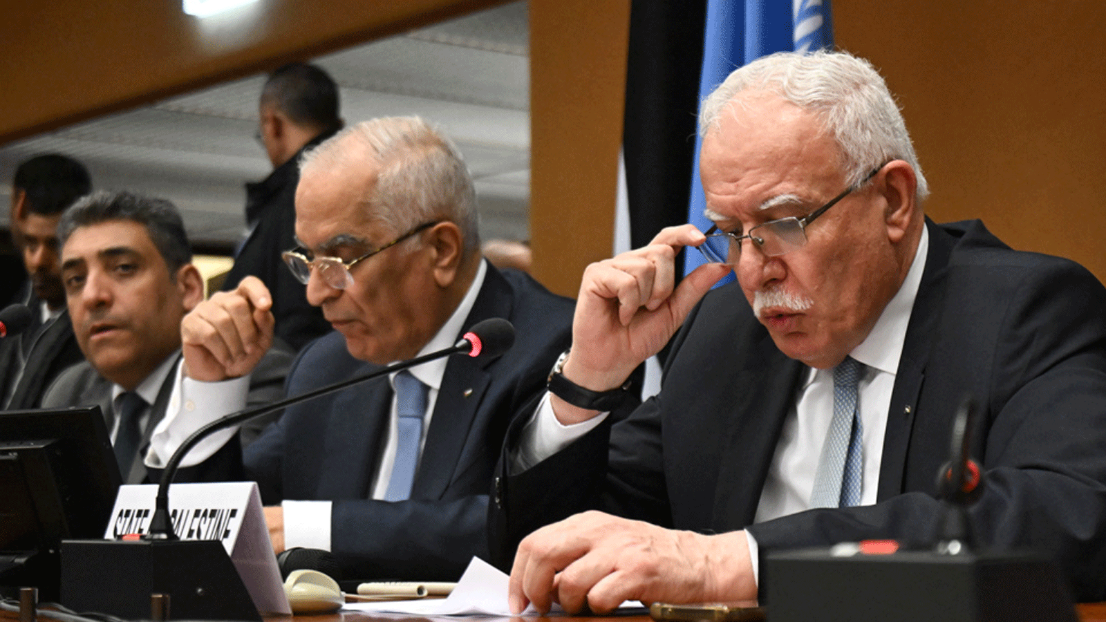 وزير الخارجية الفلسطيني رياض المالكي (إلى اليمين) يلقي كلمة خلال اجتماع في مكاتب الأمم المتحدة في جنيف، في 12 ديسمبر (كانون الأول) 2023