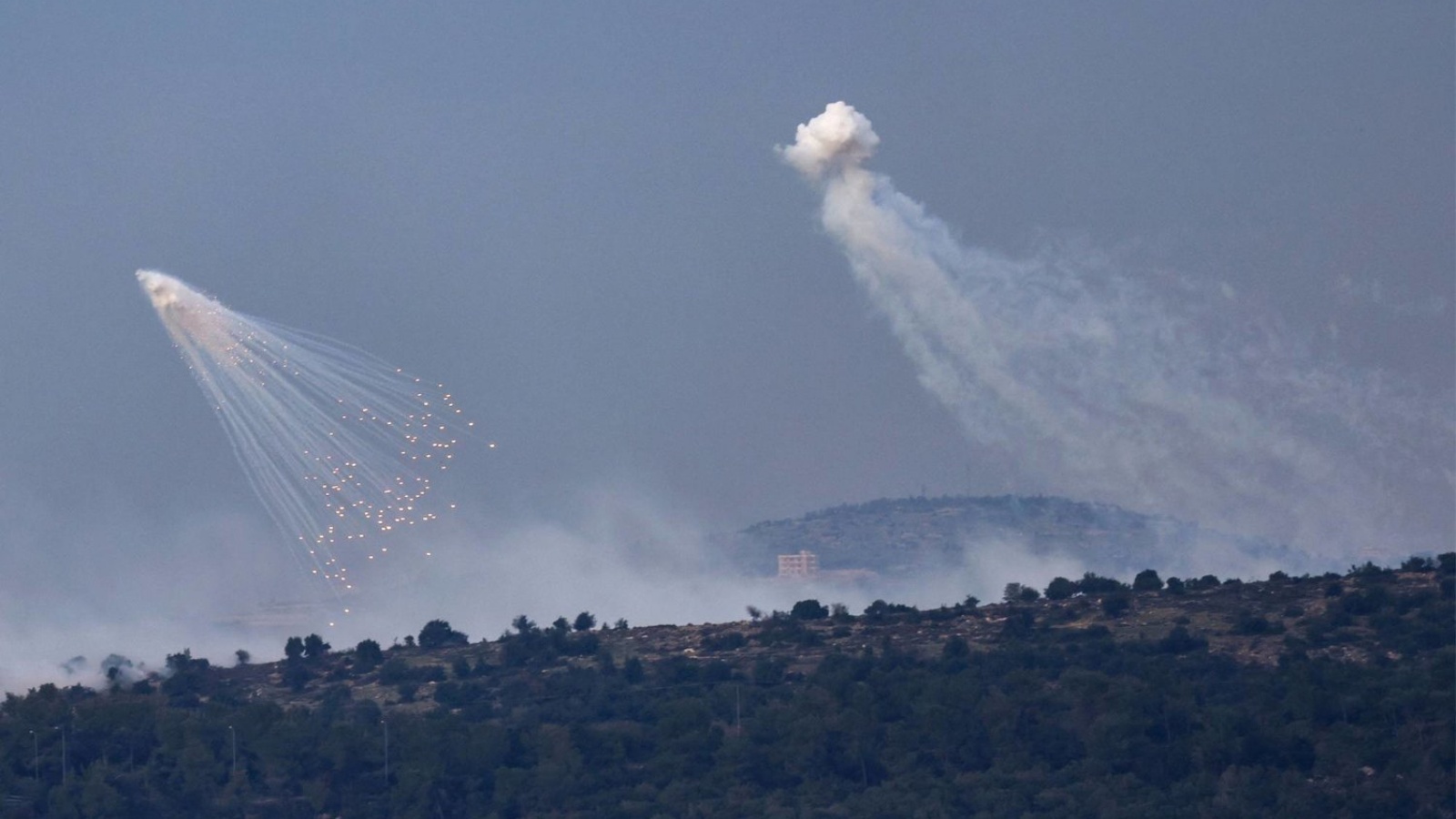 قذائف إسرائيلية تنفجر فوق التلال بجنوب لبنان
