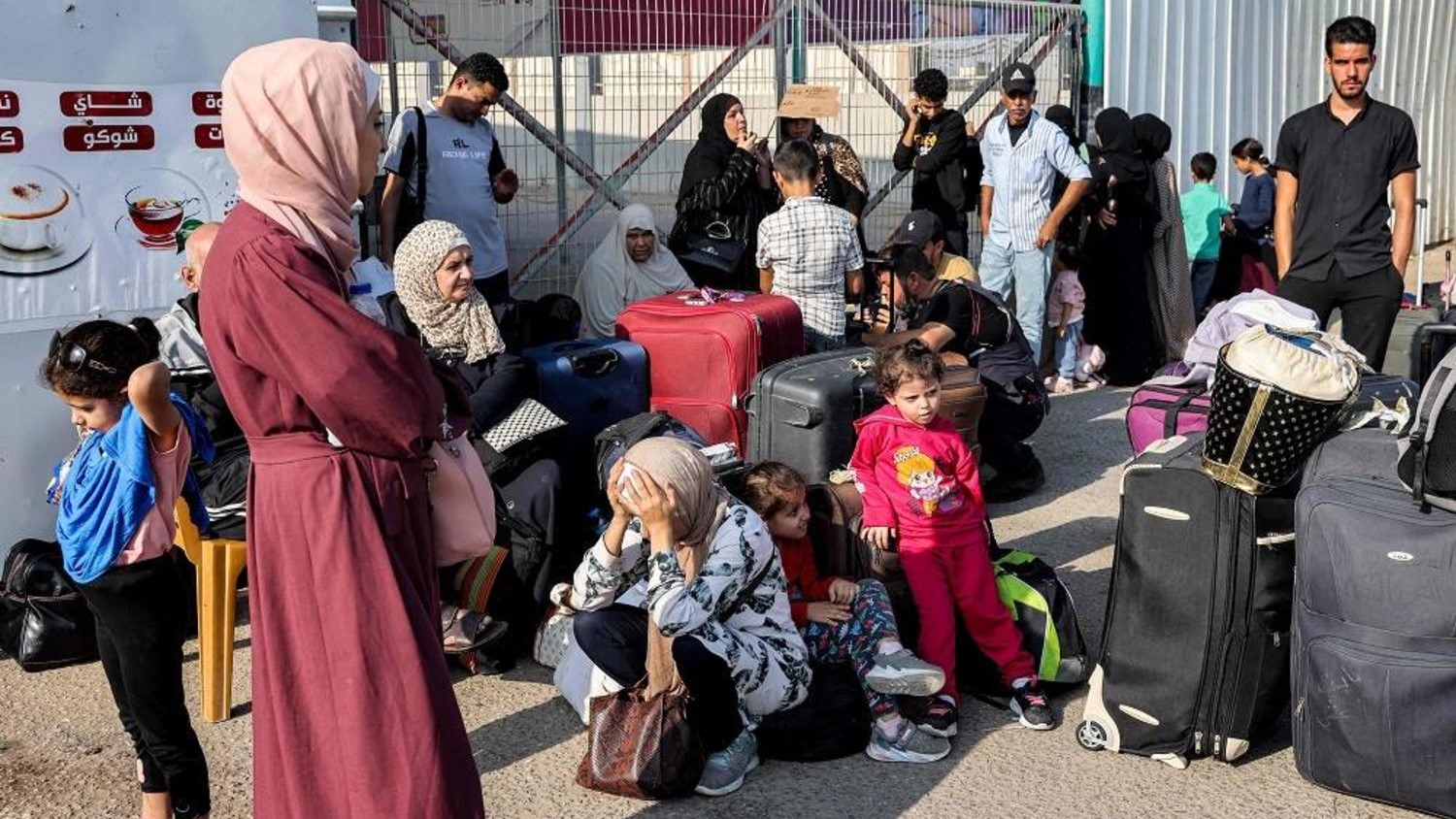 فلسطينيون ينتظرون عند معبر رفح الحدودي للعبور إلى مصر، في 1 نوفمبر 2023