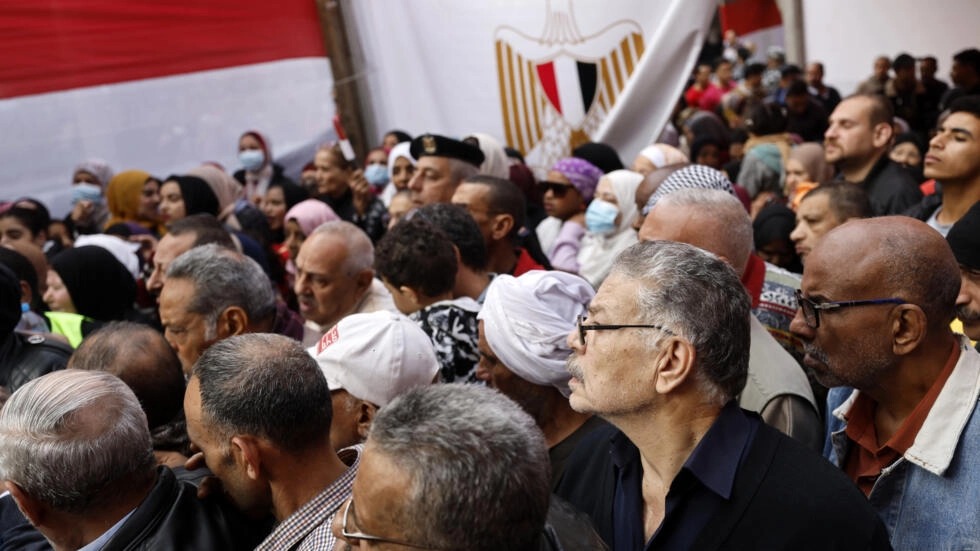مصريون يصطفون للإدلاء بأصواتهم في الانتخابات الرئاسية في 10 كانون الأول/ديسمبر 2023
