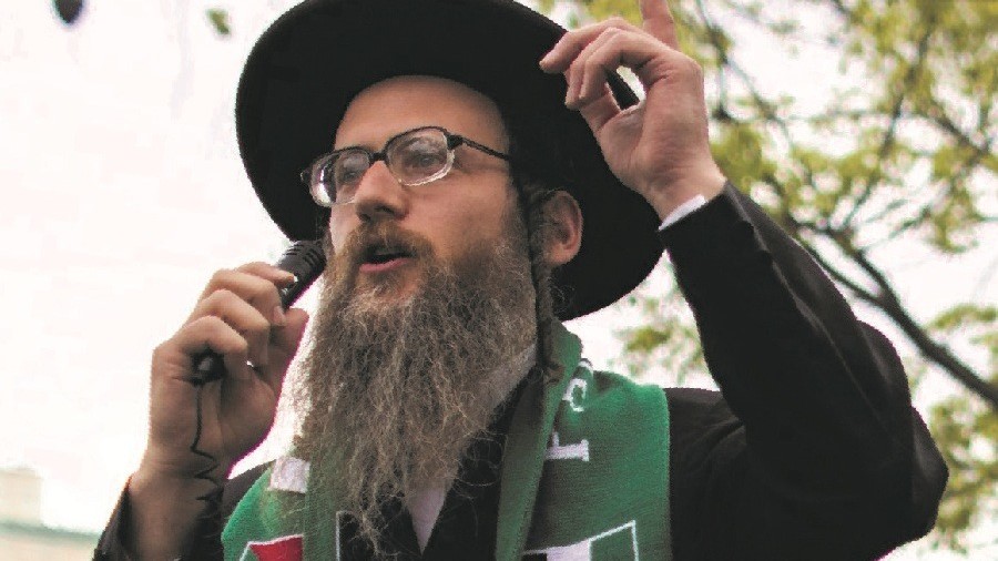 صورة منتشرة للحاخام الأميركي دوفيد فيلدمان في أحد الاحتجاجات لافًا عنقه بكوفية صغيرة عليها علم فلسطين