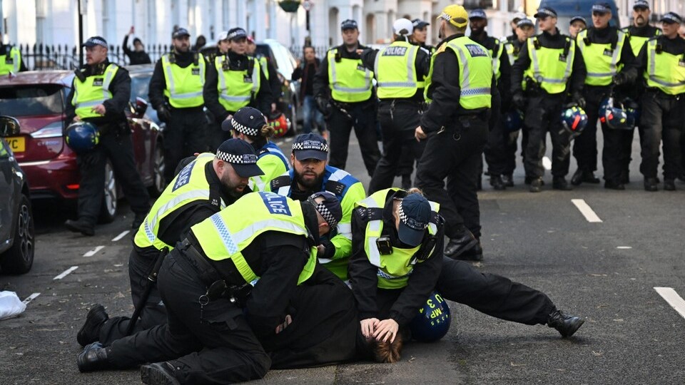 ‘ناصر من شرطة لندن يعتقلون أحد المشاركين في تطاهرة مناصرة لغزة في العامة البريطانية