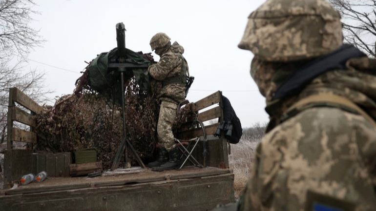 جنديان أوكرانيان يذخران رشاشهما الثقيل 