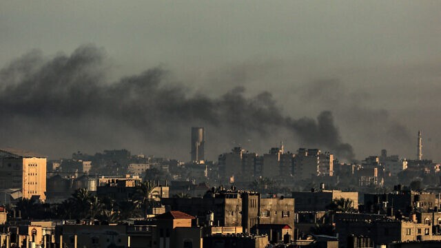 صورة مأخوذة من رفح تظهر الدخان يتصاعد فوق خان يونس في جنوب قطاع غزة خلال غارة إسرائيلية في وقت مبكر من يوم 10 ديسمبر 2023