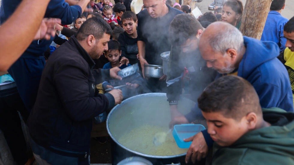 نقطة لتوزيع لطعام أقامتها منظمة إنسانية في رفح بجنوب قطاع غزة في 6 كانون الأول/ديسمبر 2023