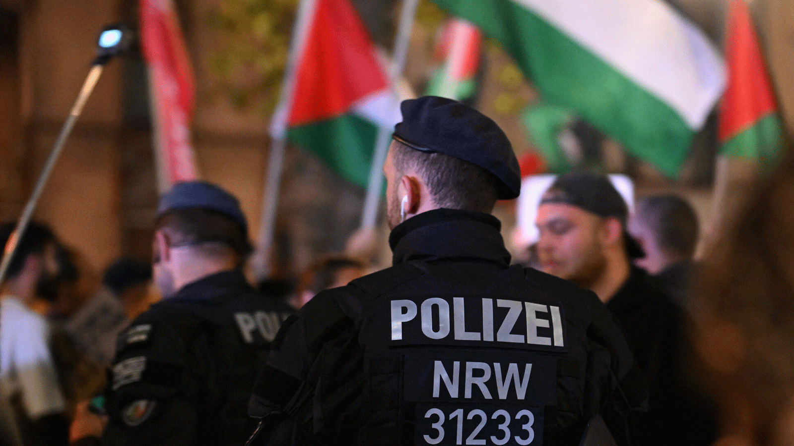شرطة مكافحة الشغب تراقب متظاهرين مؤيدين للفلسطينيين ’تضامنا مع غزة’ يعقدون مسيرة في دويسبورغ، غرب ألمانيا.