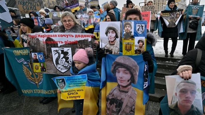 متظاهرون يحملون لافتات خلال مسيرة نظمها أقارب الجنود الأوكرانيين المحتجزين، في ساحة الاستقلال في كييف في 9 ديسمبر 2023
