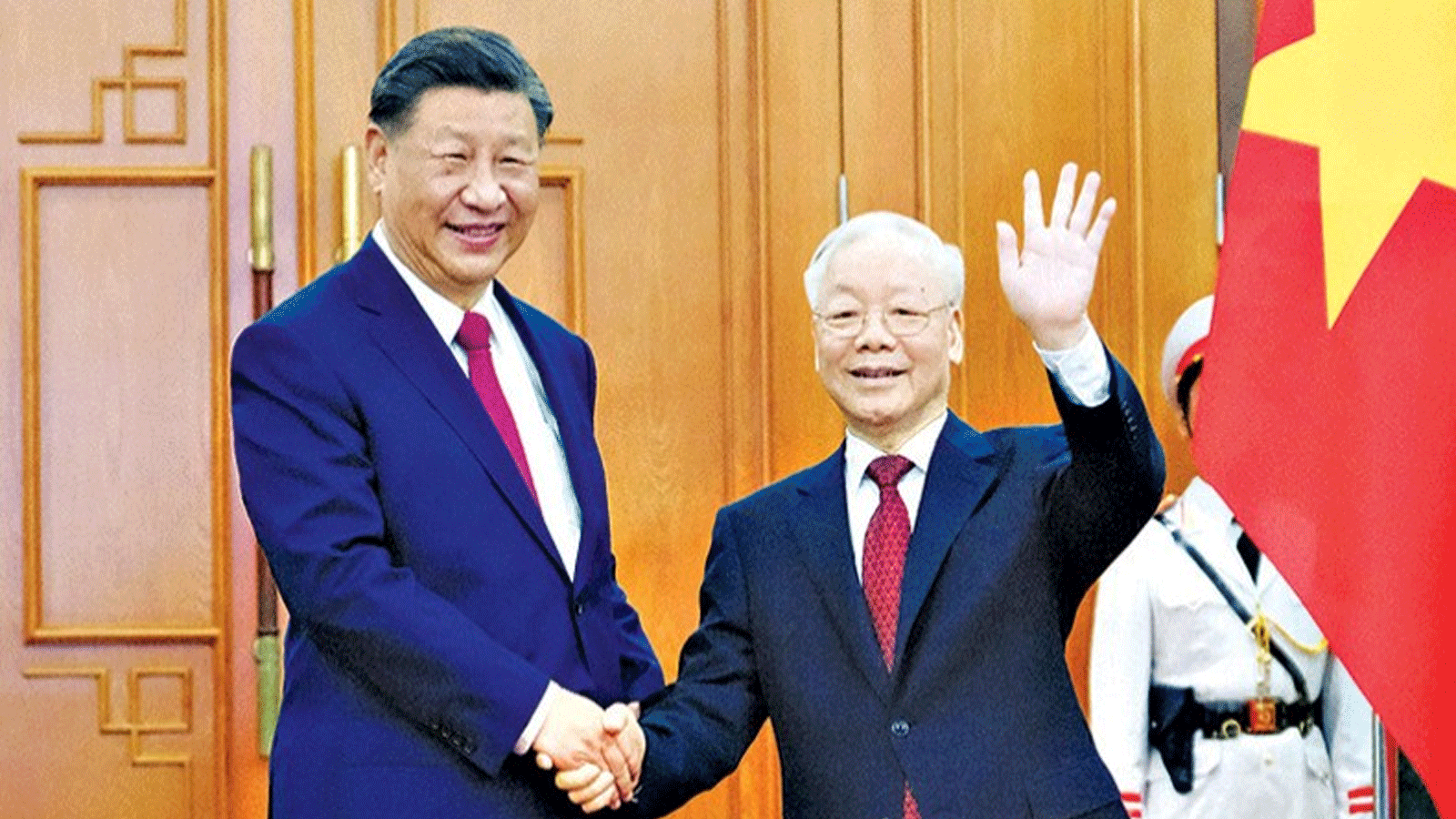 الرئيس الصيني شي جينبينغ (يسار) والأمين العام للحزب الشيوعي الفيتنامي نغوين فو ترونغ (يمين) يقفان في المكتب المركزي للحزب الشيوعي الفيتنامي في هانوي اليوم الثلاثاء 12 سبتمبر(كانون الأول) 2023