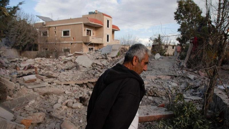لبناني يتفقد أضرارًا خلفتها غارة إسرائيلية على قرية ميس الجبل الحدودية بجنوب لبنان، 6 ديسمبر 2023