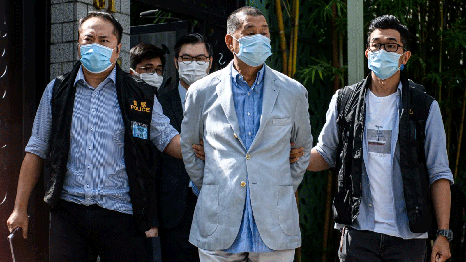 الشرطة تقود قطب الإعلام المؤيد للديمقراطية في هونغ كونغ جيمي لاي بعيدًا عن منزله بعد اعتقاله بموجب قانون الأمن القومي في هونغ كونغ في 10 أغسطس(آب) 2020
