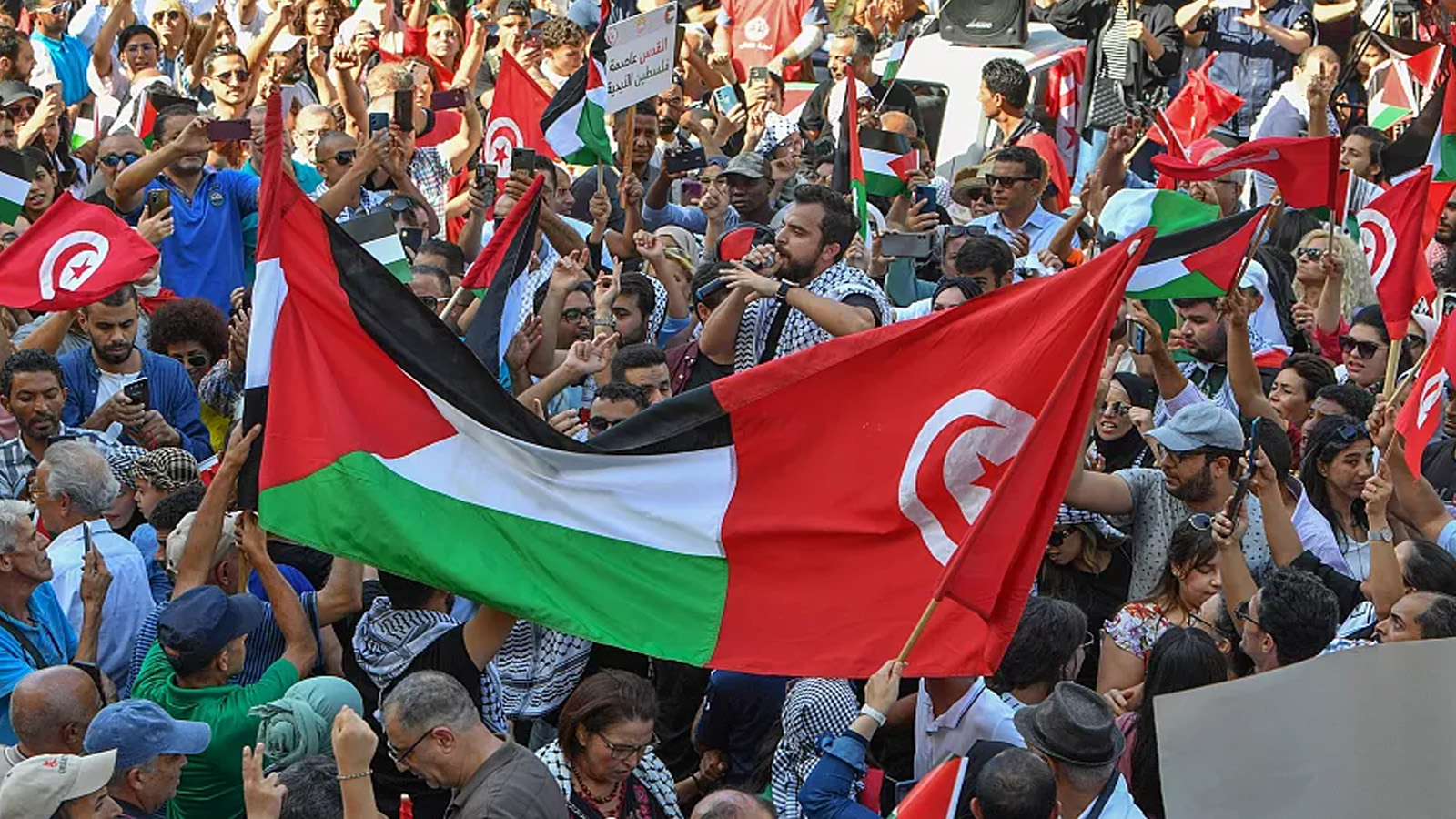 متظاهرون يرفعون الأعلام الفلسطينية والتونسية ويرددون شعارات خلال مظاهرة مناهضة لإسرائيل في تونس