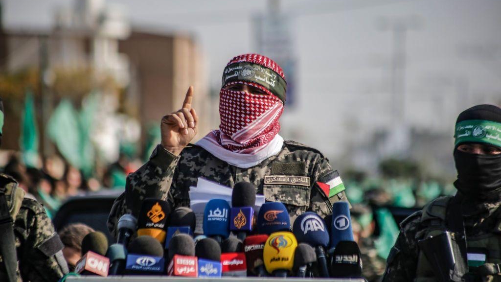 Getty Images | أبو عبيدة المتحدث باسم كتائب عز الدين القسام خلال عرض عسكري في جنوب قطاع غزة عام 2019
