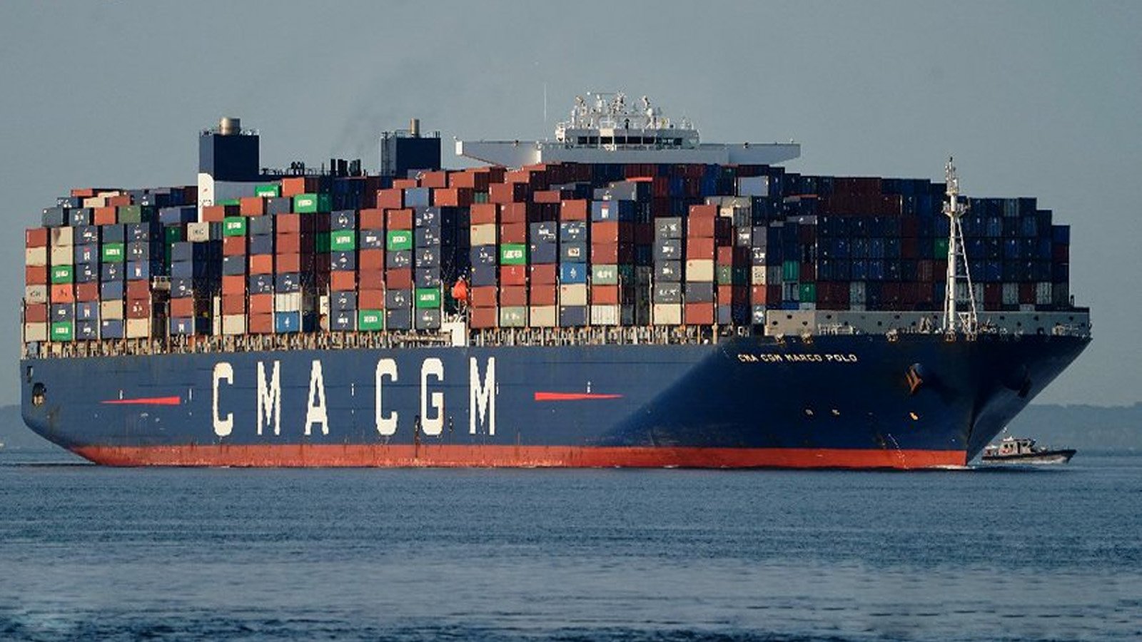 قالت مجموعة شحن الحاويات الفرنسية CMA CGM يوم الثلاثاء إنها علّقت عبور سفن الحاويات التابعة لها في البحر الأحمر، على خطى المنافسين الأوروبيين Maersk وMSC اللتين أعلنتا عن إجراءات مماثلة