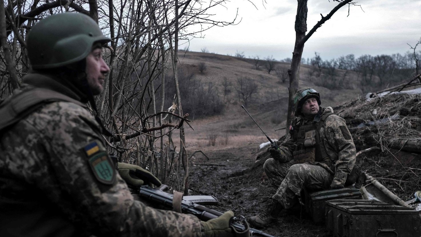 جنديان أوكرانيان في موقع على خط المواجهة قرب باخموت، في 11 مارس 2023