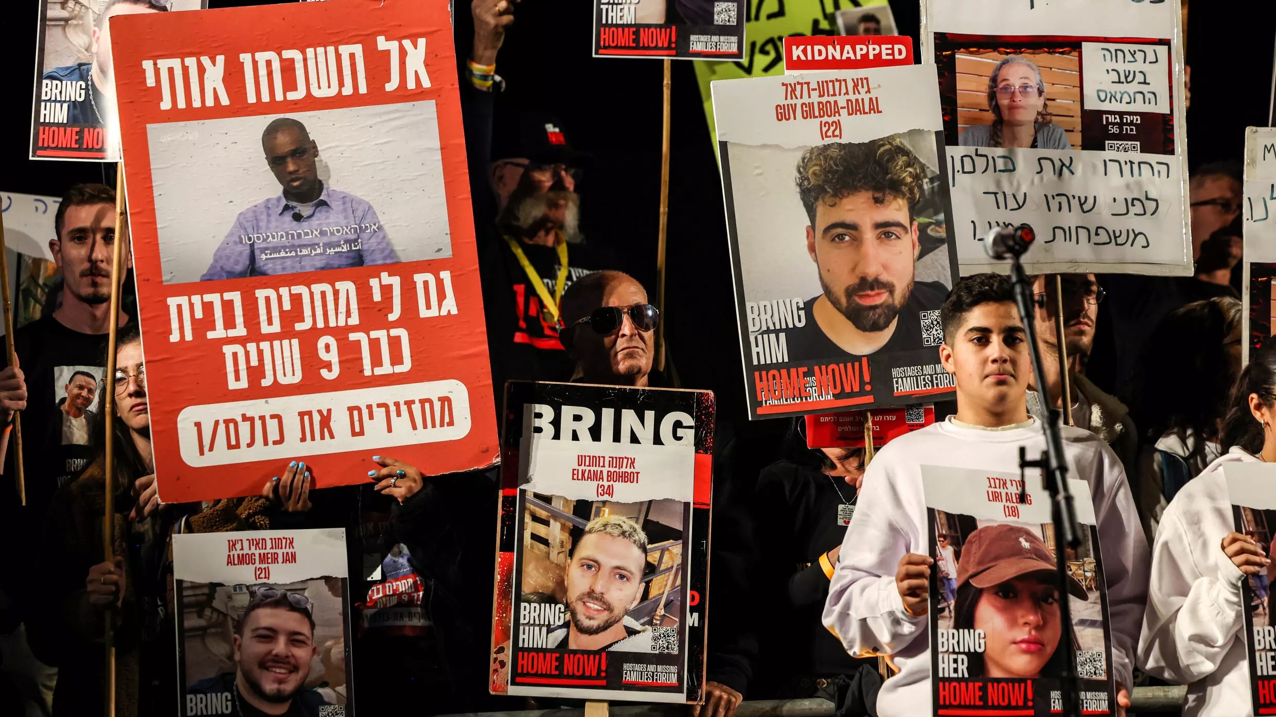 صور لرهائن إسرائيليين في تل أبيب. 9 كانون الأول (ديسمبر). أ ف ب
