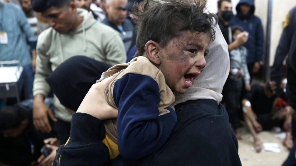 جرحى فلسطينيون جراء ضربة إسرائيلية يصلون إلى مستشفى الأقصى في دير البلح في وسط قطاع غزة في 11 كانون الأول/ديسمبر 2023