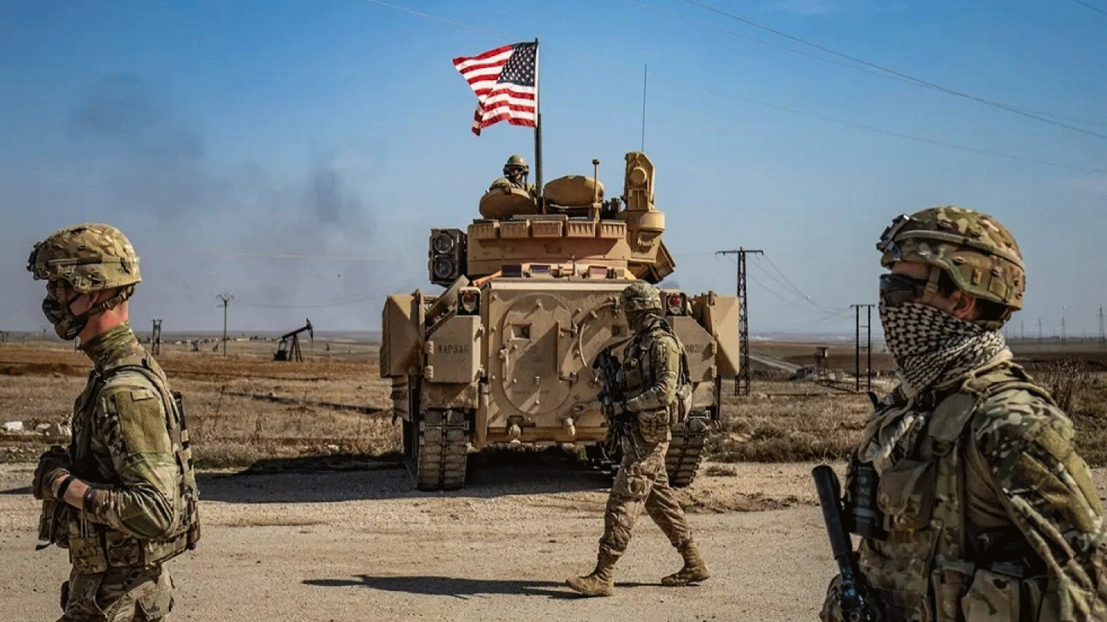 جنود أمريكيون يسيرون أثناء قيامهم بدورية في حقول النفط في السويدية في محافظة الحسكة شمال شرق سوريا