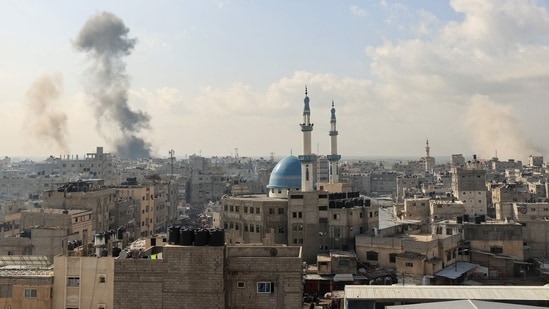 دخان يتصاعد عقب غارات إسرائيلية على رفح قرب الحدود الفلسطينية المصرية جنوب قطاع غزة