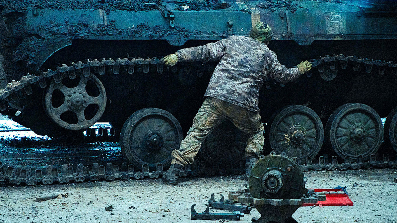 صورة نشرها الجيش الأوكراني لجندي يحاول إصلاح دبلبة على الجبهة، في ظل الحرب المستمرة مع روسيا