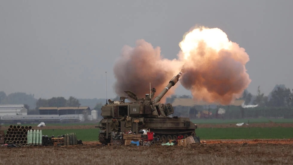 دبابة إسرائيلية تقصف قطاع غزة من المنطقة الحدودية مع جنوب إسرائيل في 14 ديسمبر 2023