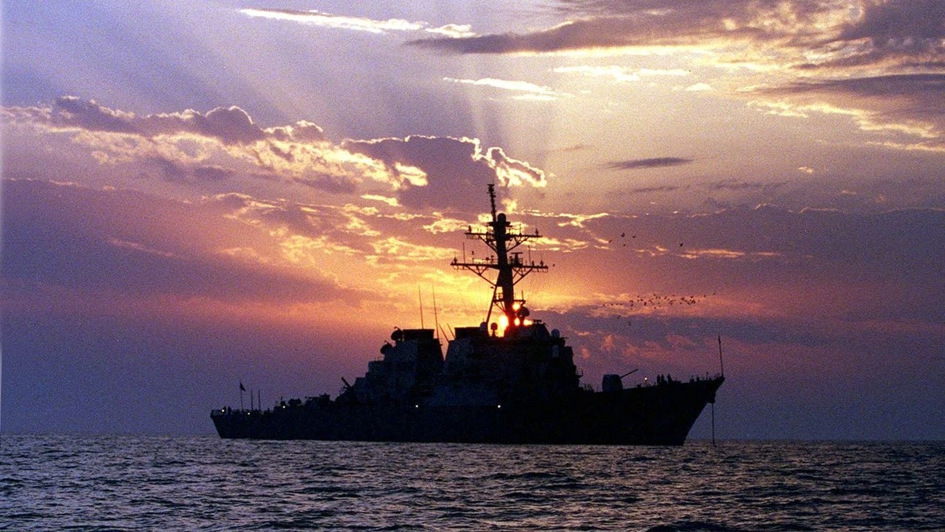 المدمرة يو إس إس كارني التي تحمل صواريخ موجهة تقوم بدوريات في مياه الخليج العربي تمهيدًا للدخول إلى البحرالأحمر 