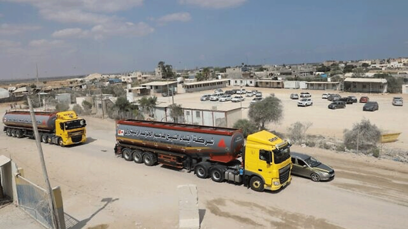 صورة أرشيفية لشاحنة وقود تدخل قطاع غزة عبر معبر كرم أبو سالم