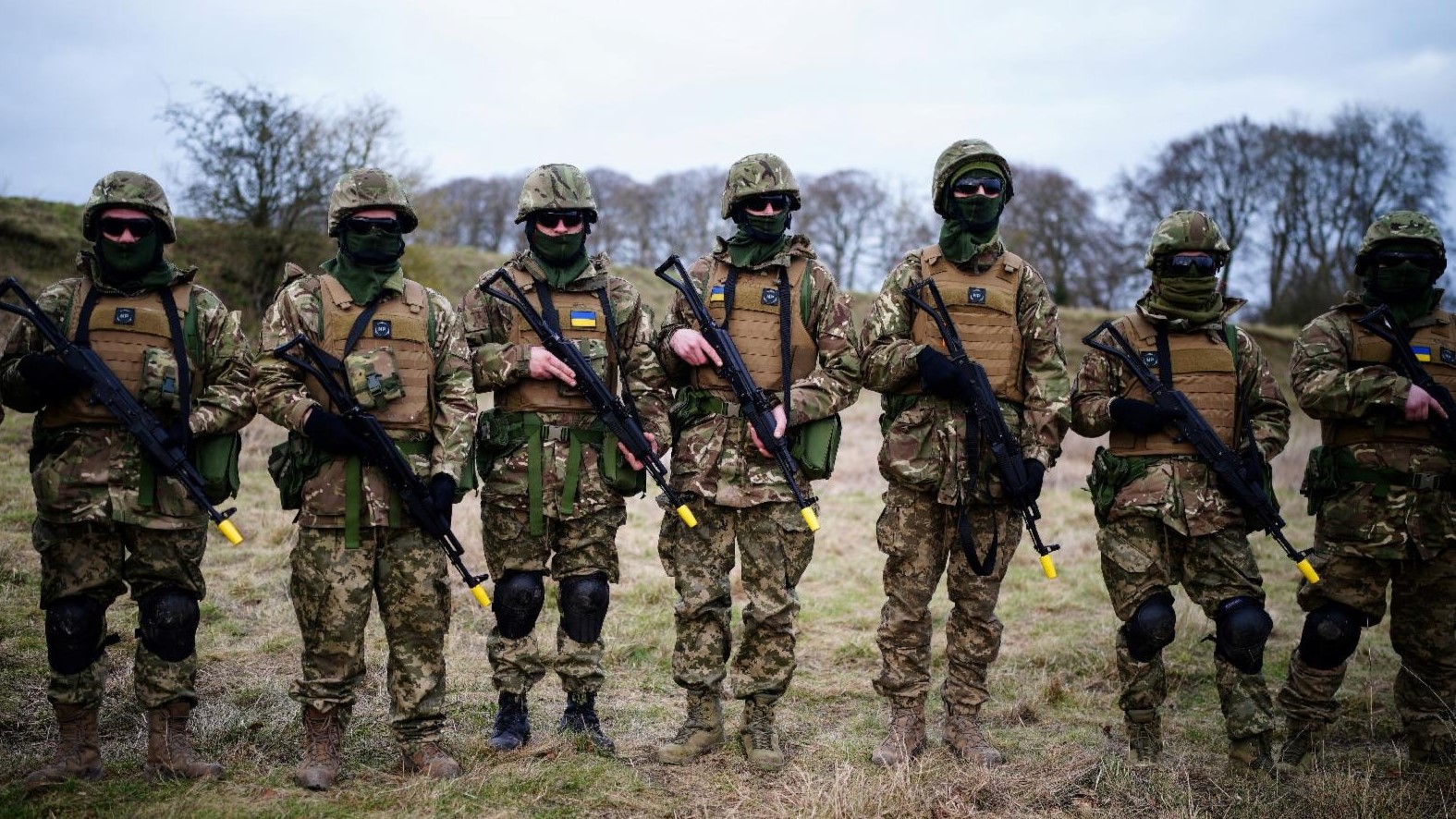 جنود أوكرانيون يشاركون في دورة تدريبية في ويلتشير، إنجلترا، حيث تدعم القوات المسلحة الأسترالية التدريب الذي تقوده المملكة المتحدة للمجندين الأوكرانيين، في 1 فبراير 2023