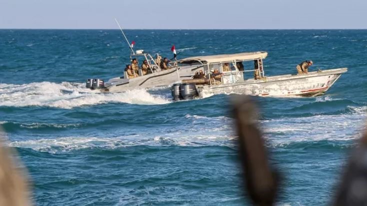 قارب للحوثيين في مياه البحر الأحمر