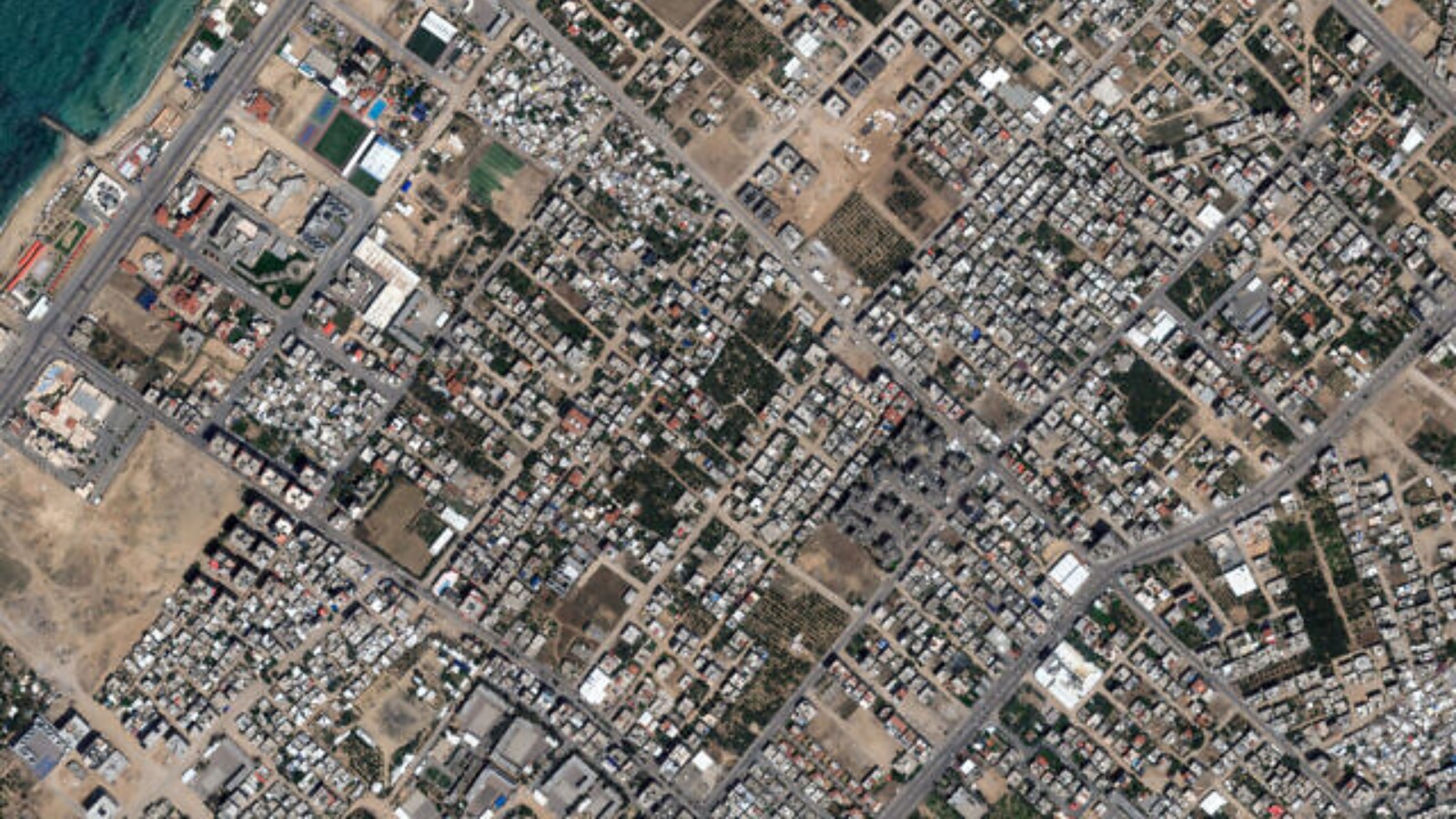 تُظهر هذه الصورة الفضائية المنشورة مقدمة من شركة Maxar Techonologies لمحة عامة عن حي الكرامة في قطاع غزة في 10 مايو 2023.