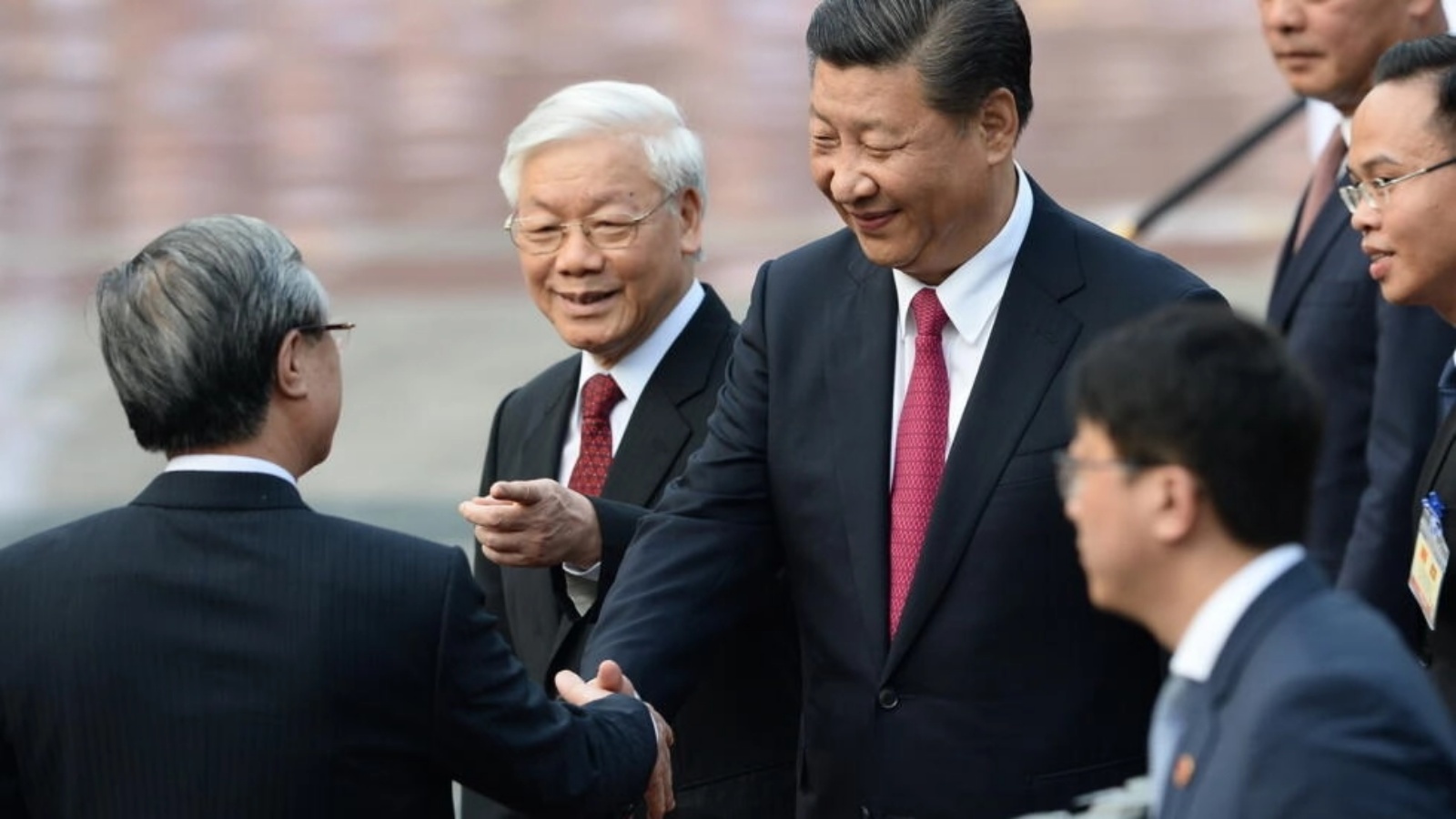 الرئيس الصيني شي جين بينغ (في الوسط) يجري محادثات مع رئيس الحزب الشيوعي الحاكم في فيتنام، تليها اجتماعات مع رئيس الوزراء والرئيس في البلاد.