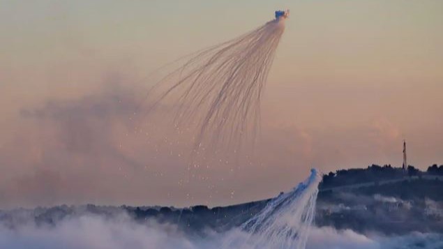 قذائف الفوسفور الأبيض التي استخدمتها إسرائيل في قصف بلدة الظهيرة بجنوب لبنان في 16 أكتوبر 2023