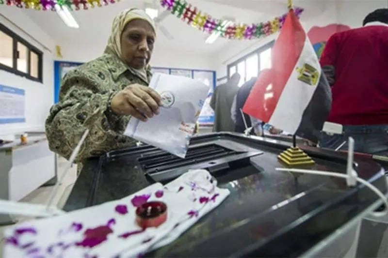 PRESS EYE | امرأة تدلي بصورتها في انتخابات الرئاسة في مصر