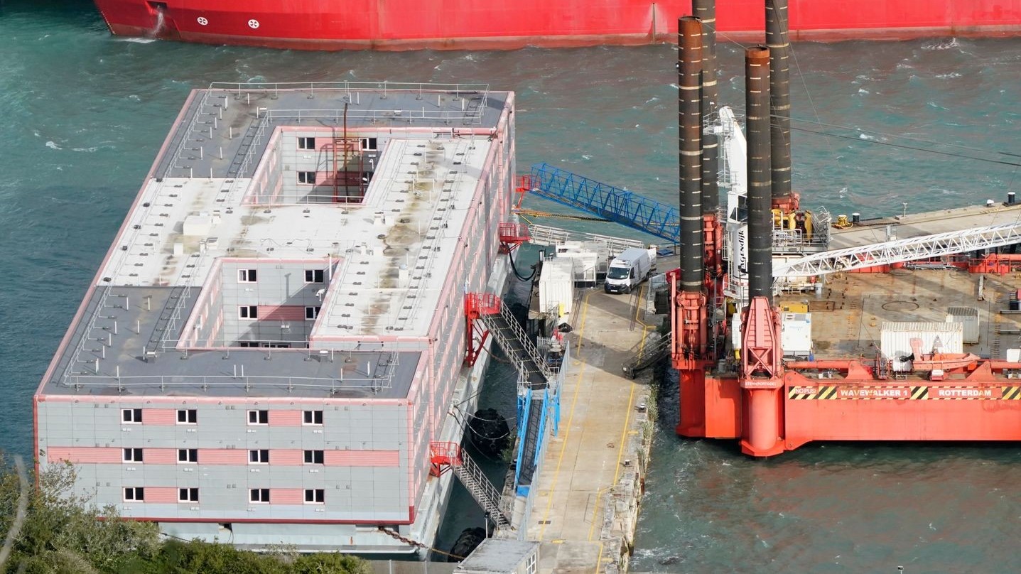 سفينة اسكان طالبي اللجوء العائمة في ميناء دورست البريطاني