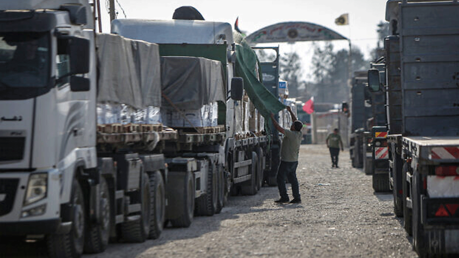 قافلة من الشاحنات تحمل مساعدات إنسانية تدخل قطاع غزة من مصر عبر معبر رفح الحدودي
