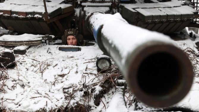 جندي أوكراني ينظر من دبابة وهو في موقعه بالقرب من بلدة باخموت، منطقة دونيتسك، في 13 ديسمبر 2023
