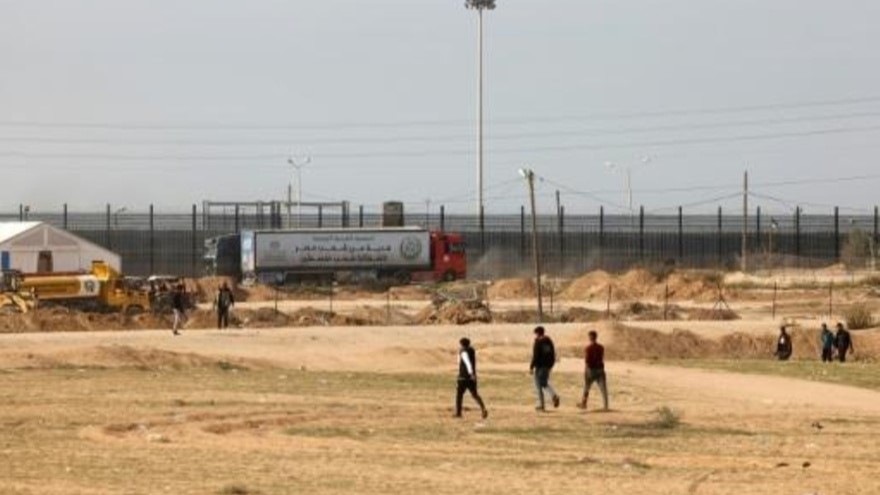 شاحنات تحمل مساعدات إنسانية تنتظر عند معبر رفح الحدودي مع مصر في جنوب قطاع غزة في 10 كانون الأول/ديسمبر 2023مع استمرار المعارك بين إسرائيل وحركة حماس