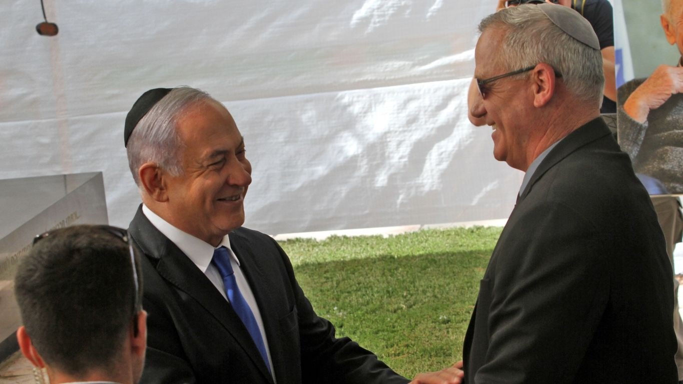 صورة من الأرشيف تجمع رئيس الوزراء الإسرائيلي بنيامين نتنياهو ووزير الدفاع بيني غانتس