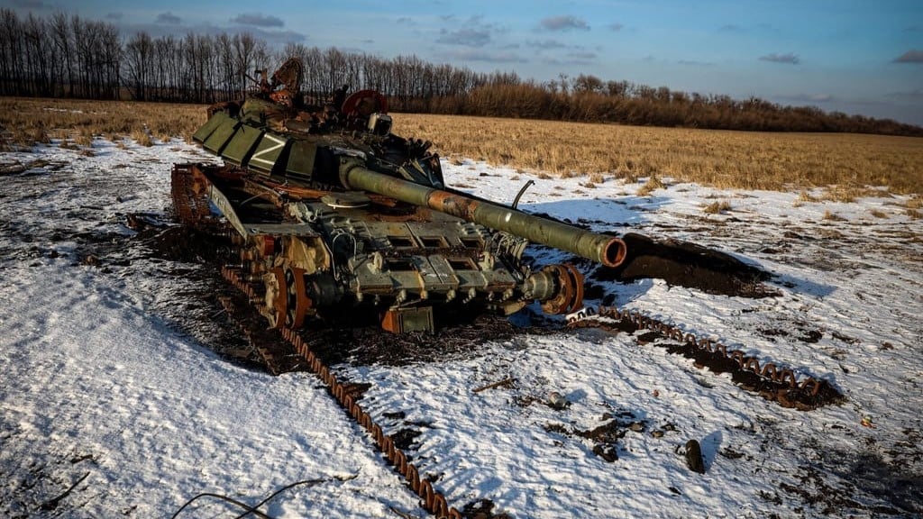 دبابة روسية مدمرة في خيرسون بأوكرانيا
