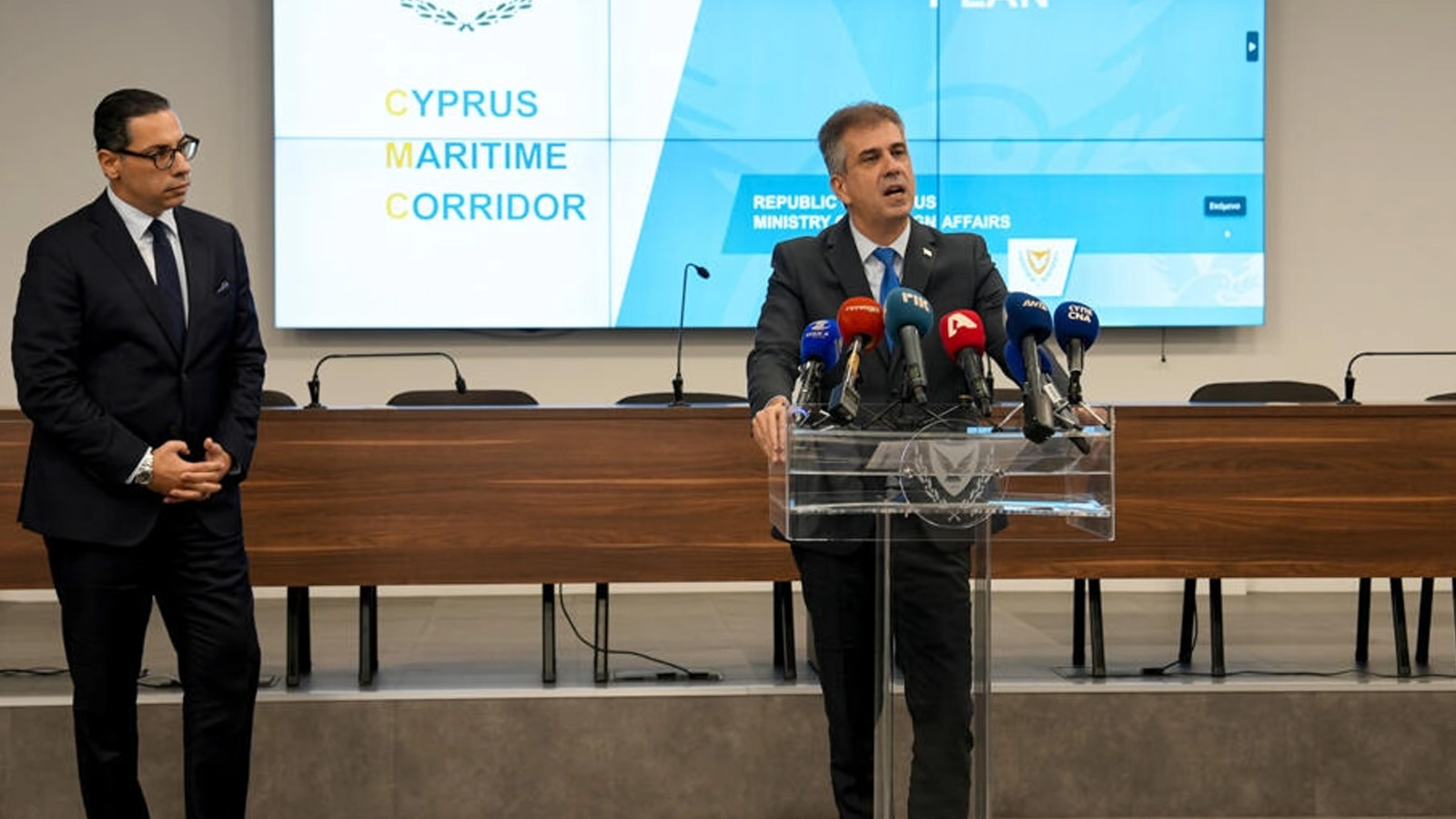 وزير الخارجية الإسرائيلي إيلي كوهين يبحث مع نظيره القبرصي كونستانتينوس كومبوس، التفاصيل اللوجستية حول خطة قبرصية لإنشاء ممرّ بحري لإيصال مساعدات إلى قطاع غزة المحاصر
