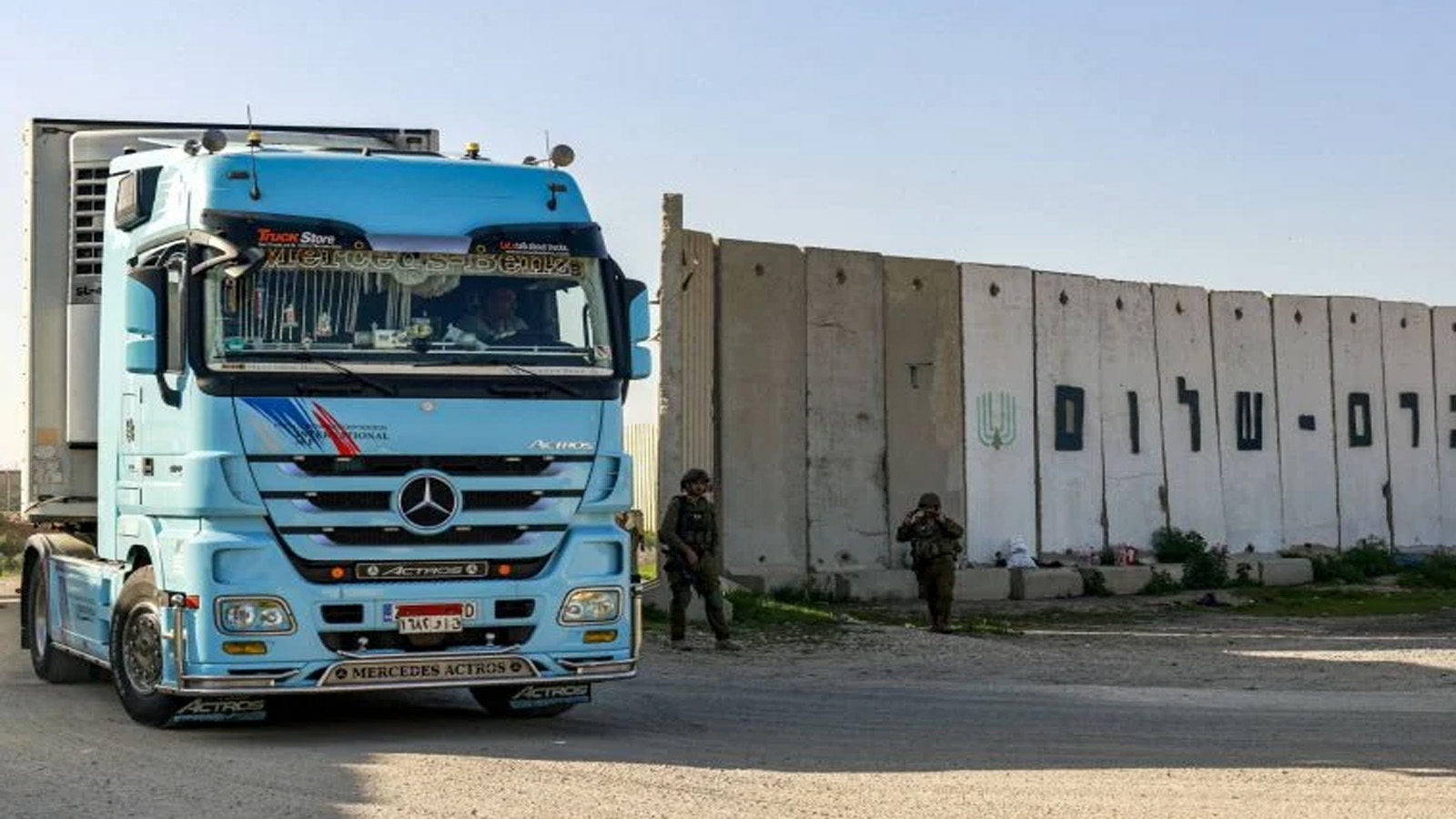 شاحنة تحمل مساعدات إنسانية تتحرك على الجانب الإسرائيلي من معبر كرم أبو سالم الحدودي مع جنوب قطاع غزة في 19 ديسمبر(كانون الأول) 2023، وسط الصراع المستمر بين إسرائيل وحركة حماس الفلسطينية