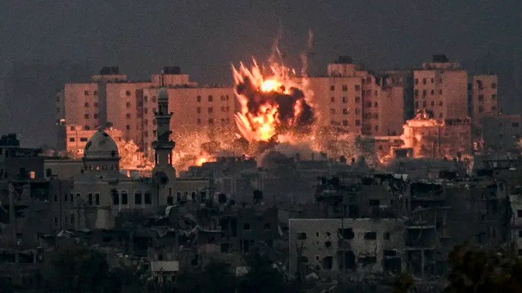 نيران القصف الإسرائيلي على غزة في 12 أكتوبر 2023