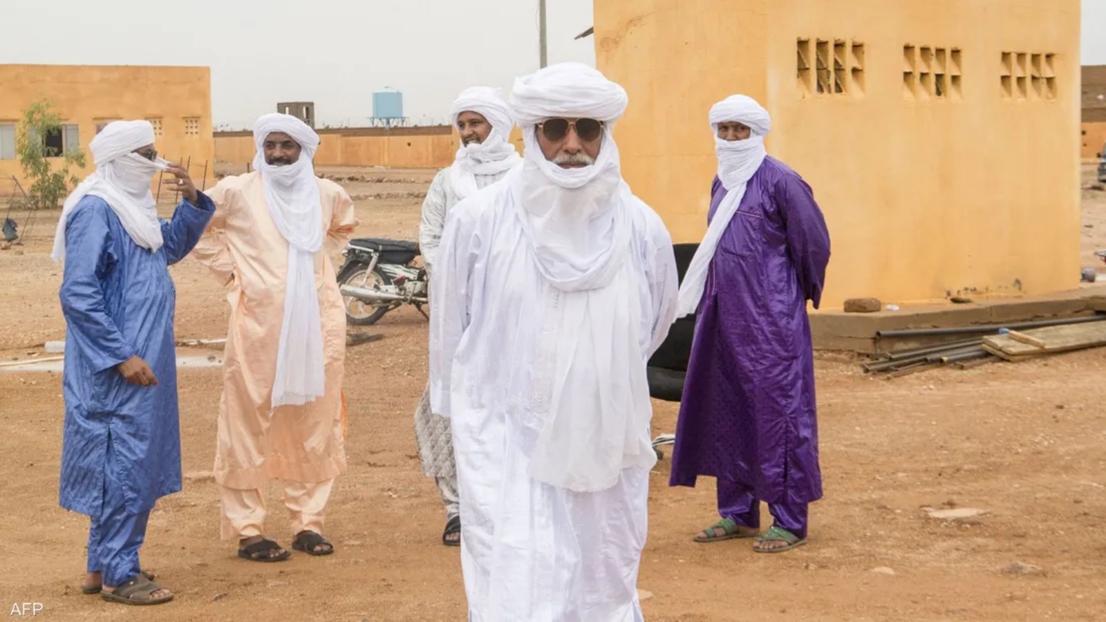 حسن آغ فاغاغا (وسط)