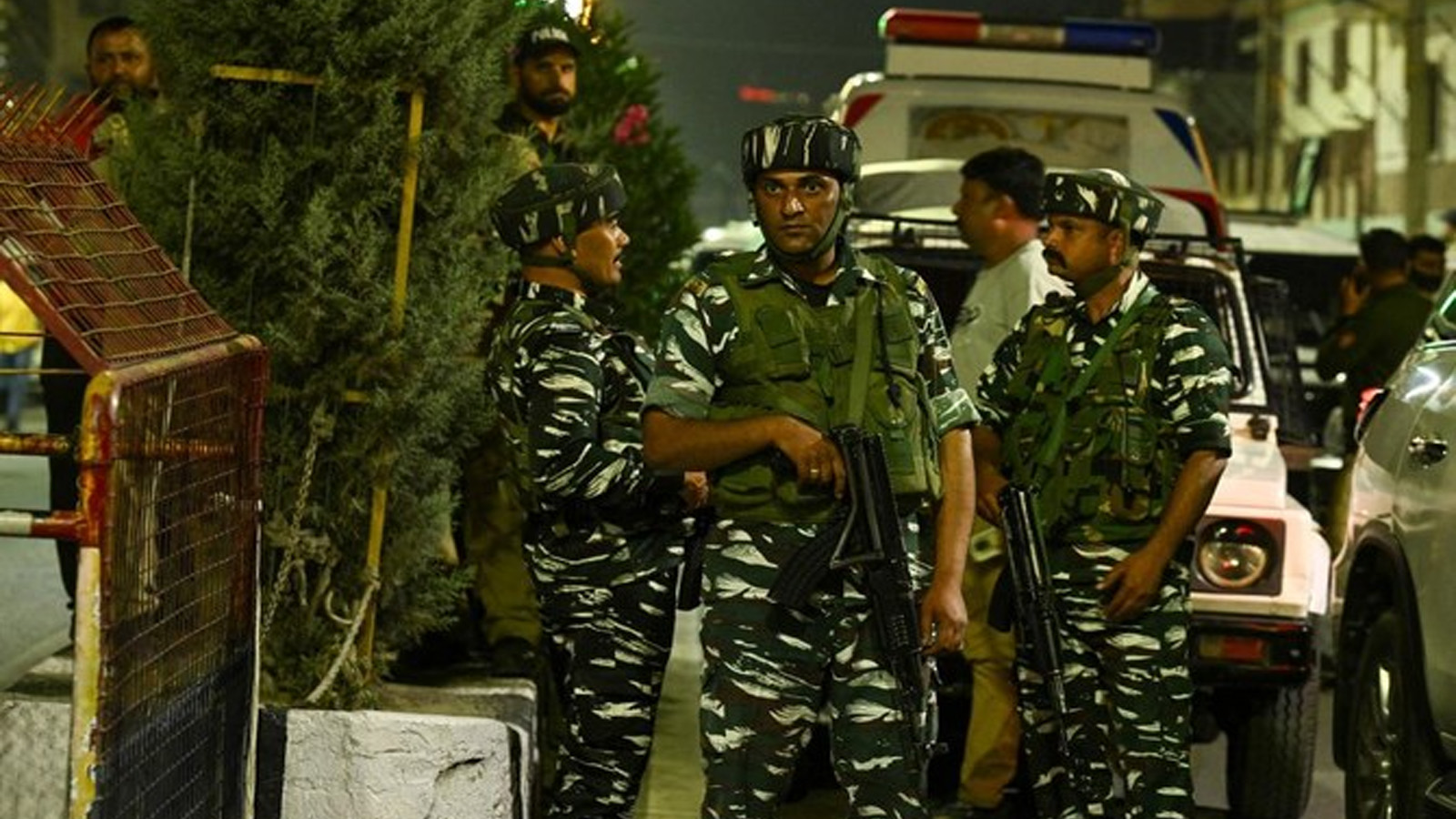 أفراد أمن هنود يقفون للحراسة خارج مقر الشرطة في سريناغار في 13 سبتمبر(أيلول) 2023، خلال حفل وضع إكليل من الزهور على روح ضابط الشرطة همايون بهات، الذي قُتل في عملية عسكرية ضد مسلحين في جنوب كشمير