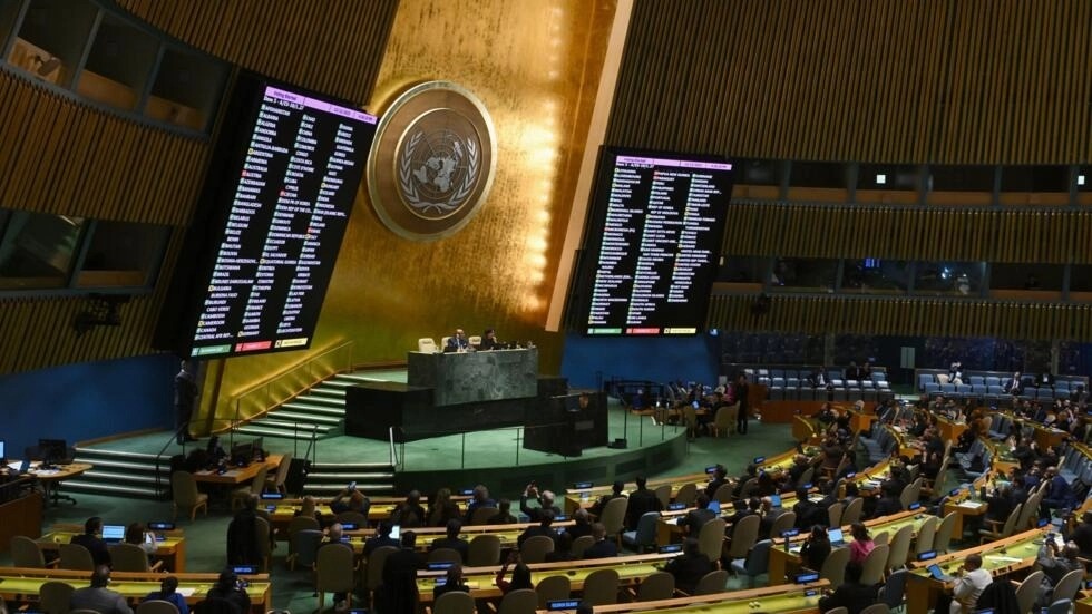 قاعة الجمعية العامة للأمم المتحدة وقد بدت على الشاشة أسماء الدول التي صوّتت على قرار غير ملزم يدعو إلى 