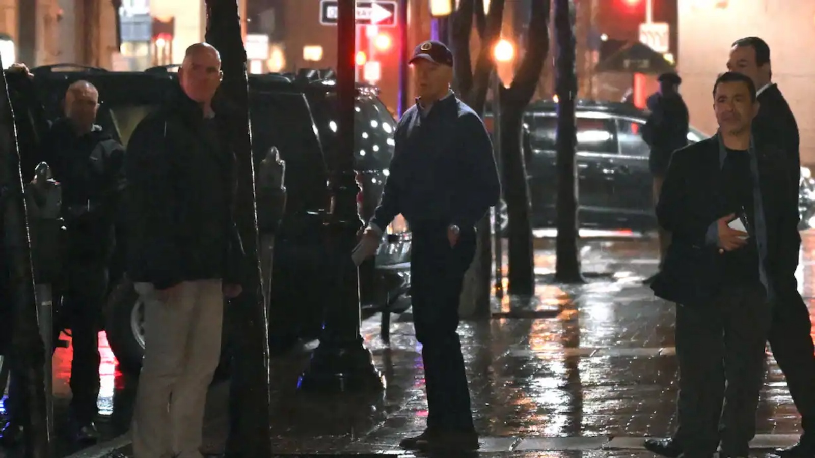 الرئيس الأميركي جو بايدن في موقع اصطدام سيارة بإحدى المركبات في موكبه