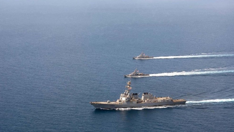 صورة من الأرشيف للمدمرة الصاروخية الأميركي يو أس أس مايسون في دورية في البحر الأحمر وبجانبها مركبا دورية من طراز سيكلون 