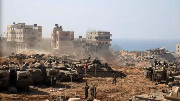 تتمركز دبابات وجنود إسرائيليون في أحد المواقع شمال قطاع غزة، مع استمرار المعارك بين إسرائيل وحركة حماس الفلسطينية