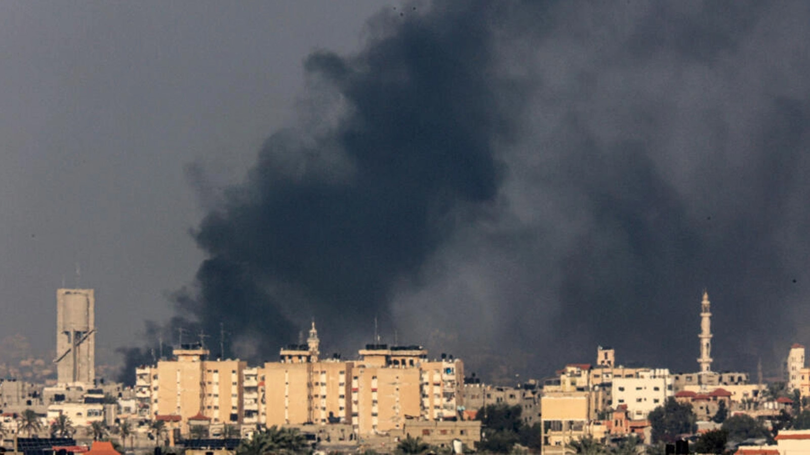 الدخان يتصاعد في سماء خان يونس جنوب قطاع غزة خلال القصف الإسرائيلي