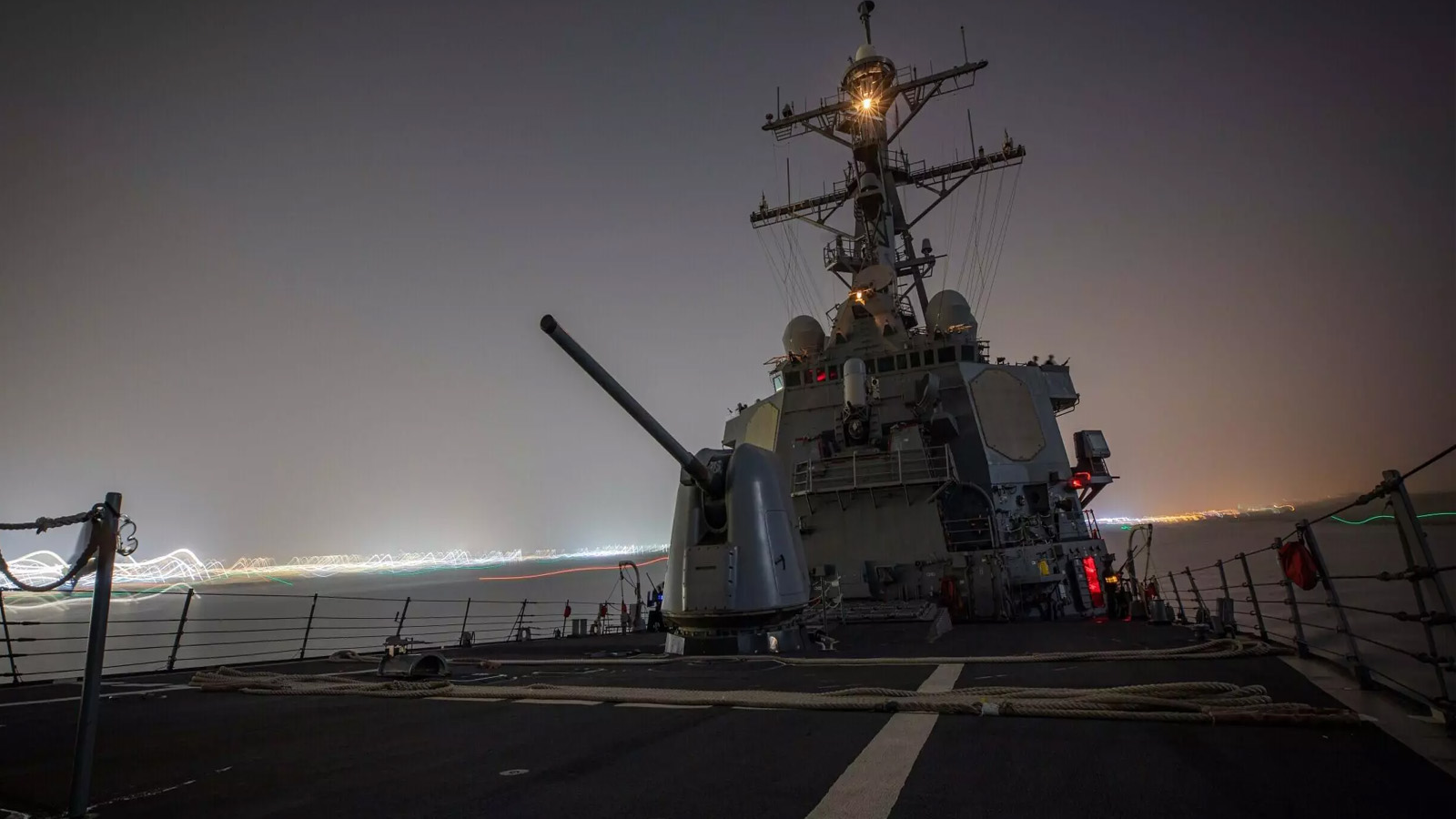 مدمرة الصواريخ الموجهة يو إس إس كارني تقوم بدورية في البحر الأحمر، وأسقطت 14 طائرة بدون طيار أطلقها المتمردون اليمنيون